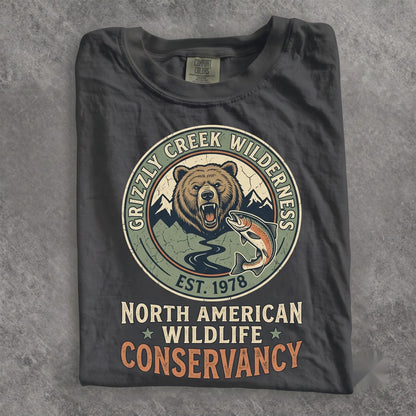 Retro Grizzly Bear Salmon Graphic Fishing Wildlife Rugged River Wilderness Outdoorsman Gift Unisex TShirt