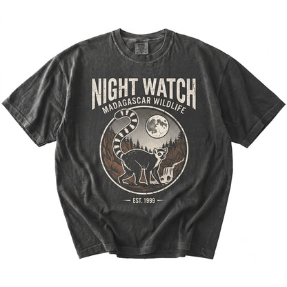 Vintage Lemur Howling to The Moon 90s Retro Wildlife Graphic Unisex TShirt