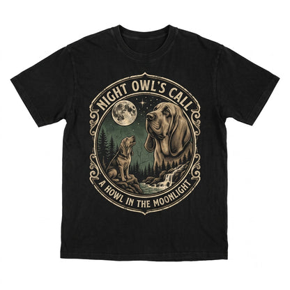 Bloodhound Howling at the Vintage Full Moon 90s Retro Graphic Dog Mom Gift Unisex TShirt